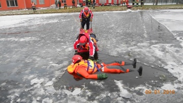 Różne techniki ratowania osób, pod którymi załamał się lód