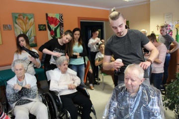 Wielkie czesanie, czyli młodzi fryzjerzy w Domu Pomocy Społecznej