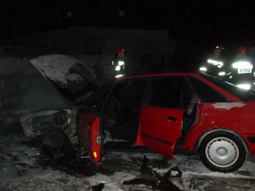 Pożar Audi A4. Akcja konińskich strażaków na parkingu