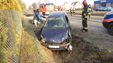 Wypadek w Międzylesiu. Renault zjechał do przydrożnego rowu