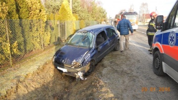 Wypadek w Międzylesiu. Renault zjechał do przydrożnego rowu