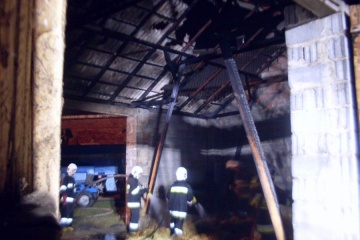 Spłonęła stodoła. Strażakom udało się uratować kombajn
