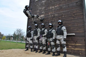 Policjanci z Grupy Realizacyjnej trenowali zjazdy na linie