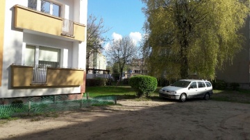 Noclegownia między blokami. Czy da się usunąć stare auto?