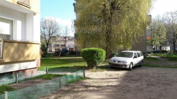 Noclegownia między blokami. Czy da się usunąć stare auto?