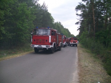 Osiem zastępów strażackich walczyło z pożarem suchej trawy