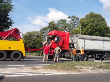 Wypadek na Trasie Warszawskiej. Zderzyły się dwa auta ciężarowe