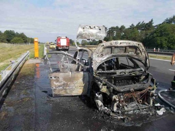 Samochód osobowy doszczętnie spłonął na autostradzie A2
