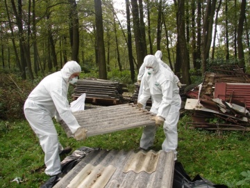 Z powiatu znikną kolejne tony azbestu. Jest dotacja na realizację programu