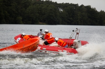 X MP OSP_V holowanie lodzi wioslowej (1)