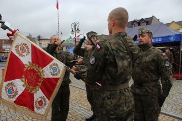 Żołnierze NSR na rynku w Ślesinie przysięgali bronić ojczyzny