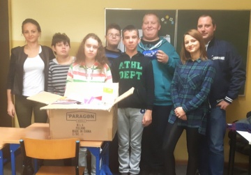 Koło. Zbiórka artykułów szkolnych. Kibice z prezentami w SOSW