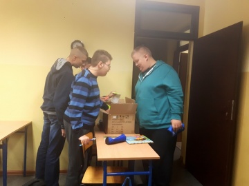 Koło. Zbiórka artykułów szkolnych. Kibice z prezentami w SOSW