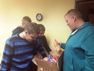Koło. Zbiórka artykułów szkolnych. Kibice z prezentami w SOSW