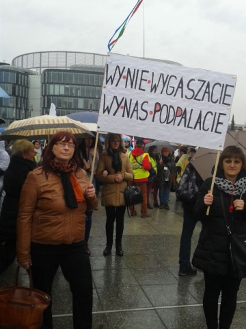 Nauczyciele i rodzice z regionu konińskiego po manifestacji