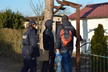 Konin. Policjanci przygotowali świąteczne paczki dla bezdomnych
