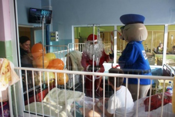 Turek. Sierżant Pyrek i św. Mikołaj odwiedzili dzieci w szpitalu