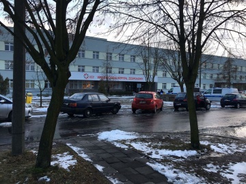 Konin. Połamana kobieta przed szpitalem czekała na karetkę