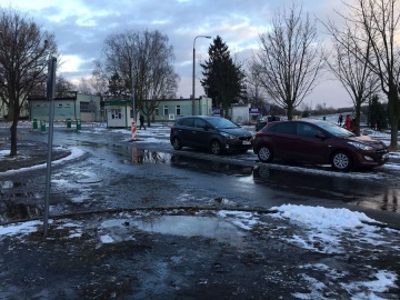 Konin. Połamana kobieta przed szpitalem czekała na karetkę