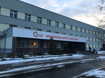 Konin. Połamana kobieta przed szpitalem czekała na karetkę