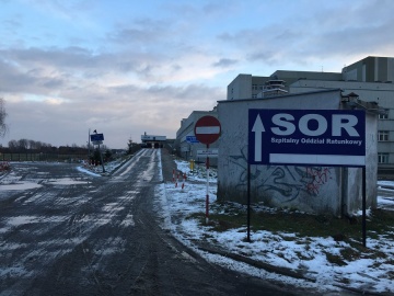 Konin. Połamana kobieta przed szpitalem czekała na karetkę