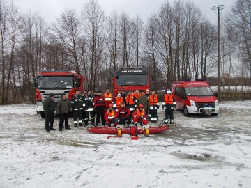 Krzymów. Nurkowie i druhowie z OSP ćwiczyli ratownictwo na lodzie