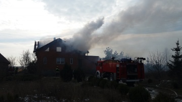 Pożar w Jabłkowie. Z ogniem walczyło ponad trzydziestu strażaków