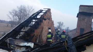 Pożar w Jabłkowie. Z ogniem walczyło ponad trzydziestu strażaków