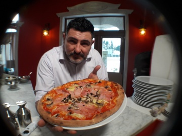 Włoska pizza w Koninie. Zobaczcie jak przygotowuje ją Massimo!