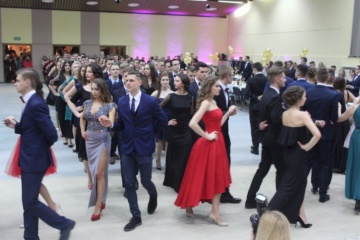 Konin. Uczniowie III LO zatańczyli najpiękniejszego poloneza 2017