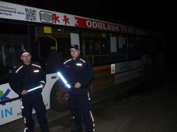 Policjanci i pracownicy WORD rozdawali odblaski pasażerom MZK