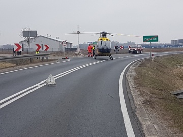 Przykona. Trudna akcja ratownicza. Samochód zawisł nad mostem