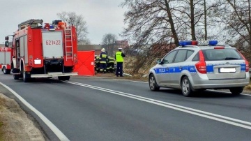 Przykona. Trudna akcja ratownicza. Samochód zawisł nad mostem