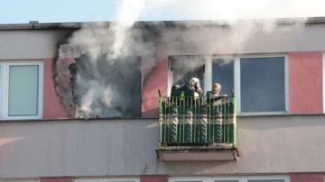 Słupca. Pożar mieszkania. Kobieta na pomoc czekała na balkonie