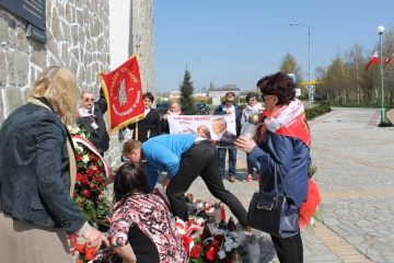 Konin. Złożyli kwiaty pod tablicą upamiętniającą ofiary katastrofy