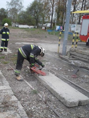 Ćwiczenia strażaków ochotników w jednym z konińskich zakładów