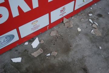 Koniński stadion dosłownie się sypie. ,,Wstyd po prostuâ