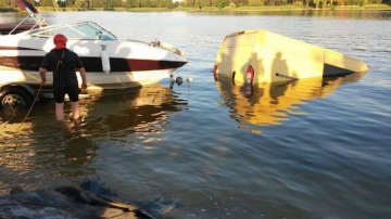 Nieudane wodowanie łodzi na jeziorze Ślesińskim. Bus w wodzie