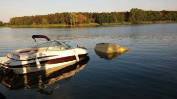 Nieudane wodowanie łodzi na jeziorze Ślesińskim. Bus w wodzie