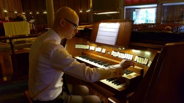 Absolwent improwizacji organowej w Mediolanie, gra w bazylice