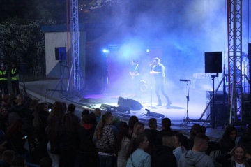 Dwa żywiołowe koncerty w konińskim amfiteatrze: Hyży i Pectus