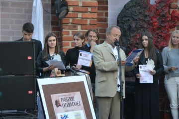 Konkurs piosenki literackiej i E. Adamiak w zamkowych murach