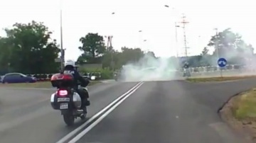 Turek. Motocyklista zablokował skrzyżowanie, bo...palił gumę