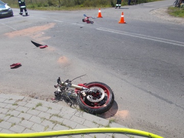 Zderzenie motocykla z kombajnem. Motocyklista trafił do szpitala