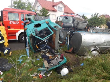 Cysterna przewożąca mleko zjechała z drogi do przydrożnego rowu