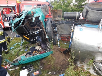 Cysterna przewożąca mleko zjechała z drogi do przydrożnego rowu