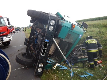 Cysterna przewożąca mleko zjechała z drogi do przydrożnego rowu