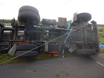 Cysterna przewożąca mleko zjechała z drogi do przydrożnego rowu