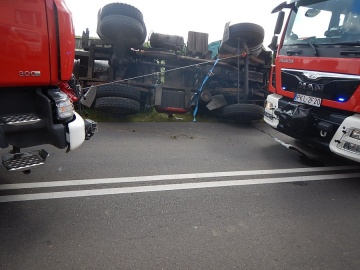 Cysterna przewożąca mleko zjechała z drogi do przydrożnego rowu