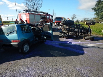 Wypadek w Grzegorzewie. Fiat zderzył się z ciągnikiem rolniczym